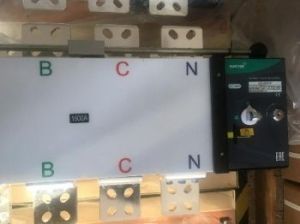 Реверсивный рубильник-переключатель с моторприводом 1250А Реверсивный рубильник-переключатель с моторприводом 1250А фото