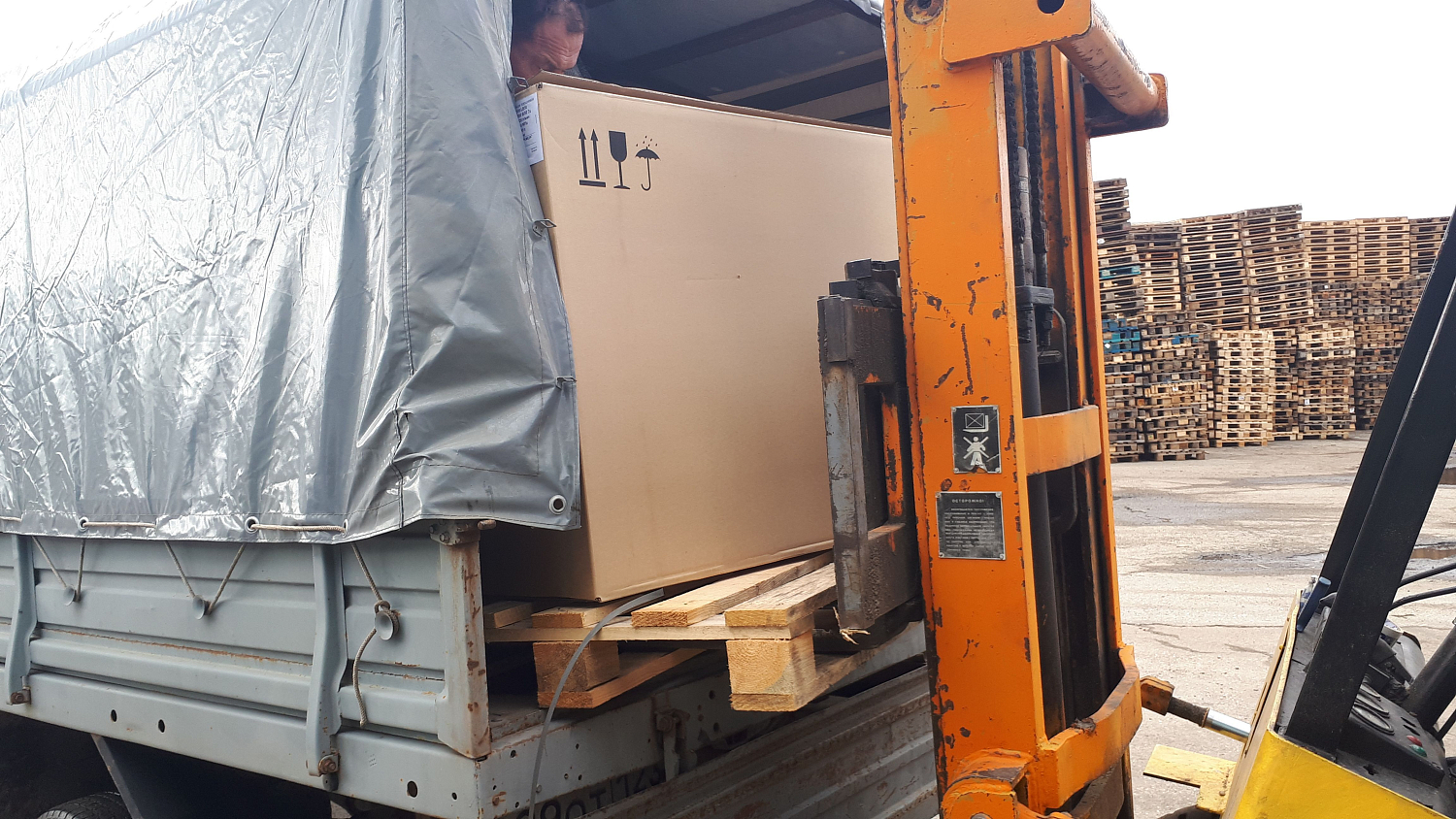 Отгрузка винтовых компрессоров со склада в Краснодаре