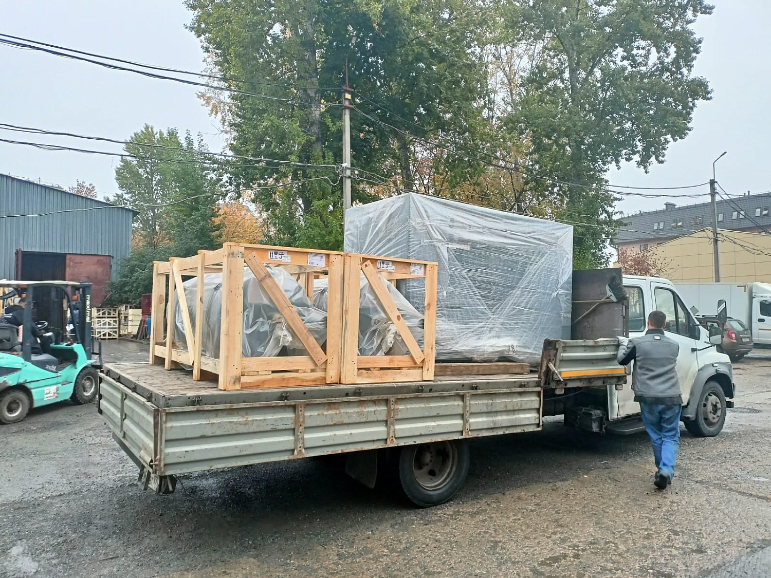 Отгрузка винтового компрессора Zammer SK90Р-8/F и 2 ресиверов Remeza РВ 900.10.11 в г. Москва